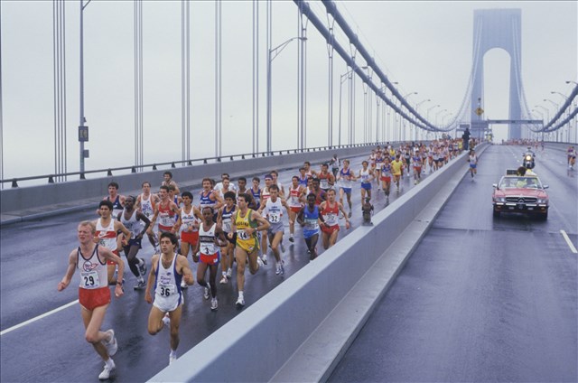 跑者通过纽约市的韦拉札诺海峡桥 (verrazano-narrows bridge)