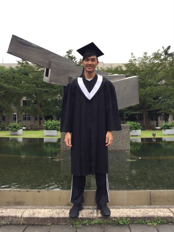 穿上學士袍的謝宗融，今年順利考上台科研究所。圖片來源：謝宗融