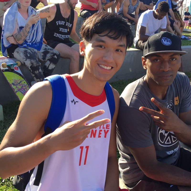 在洛杉磯與 NBA 球星 Matta World Peace 同場尬球技。圖片來源：謝宗融