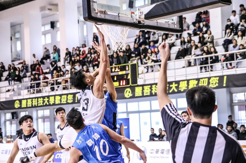 面對勁旅強敵，毫不畏懼強攻籃筐的謝宗融。圖片來源：籃球筆記