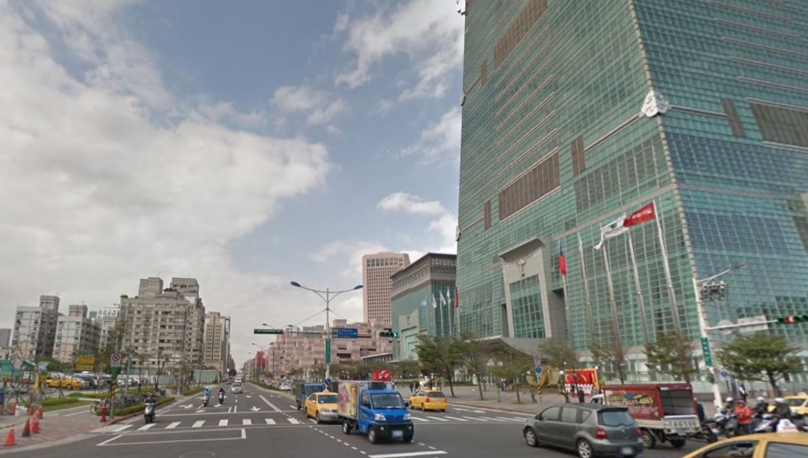 仁爱路上起跑,今年的起终点设在以前起点的右边,先逆时针绕大台北地标
