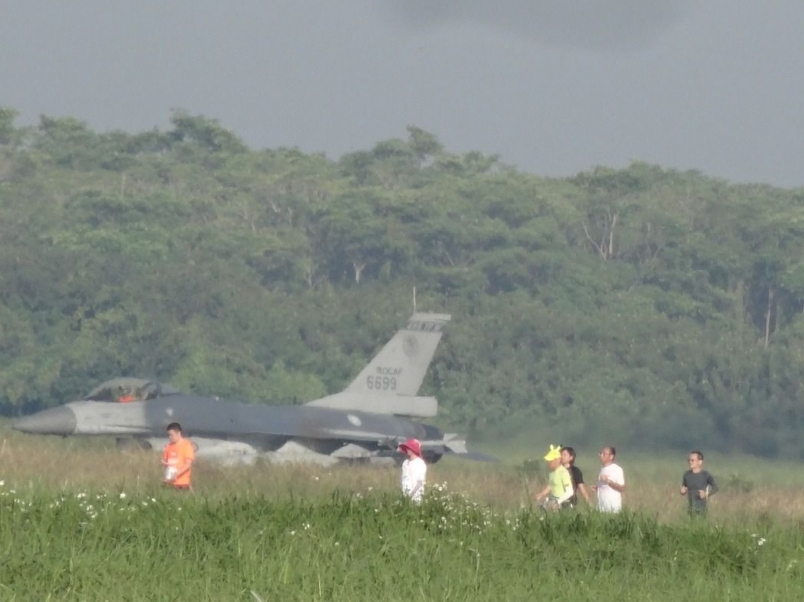 【赛事】史上头一次!空军嘉义基地路跑 陪 f16 跑马拉松