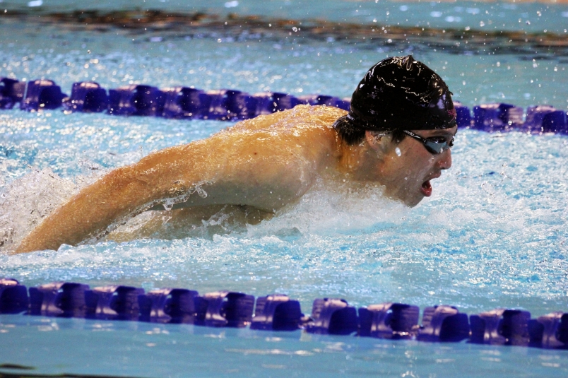 力量,蔡易霖在技术分解时会穿上蛙鞋,进行蝶腰潜泳训练(图片来源:游泳