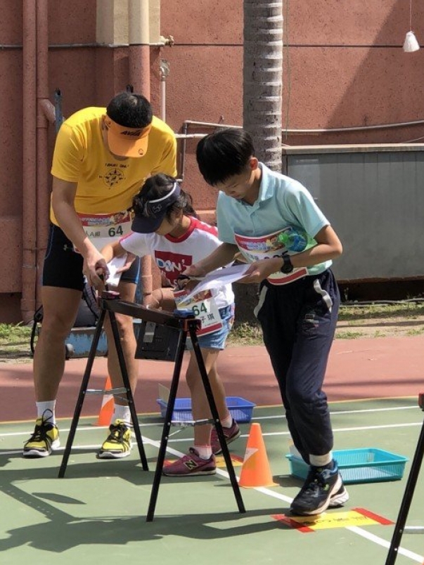 全国小学生定向越野锦标赛吸引近百人参加.