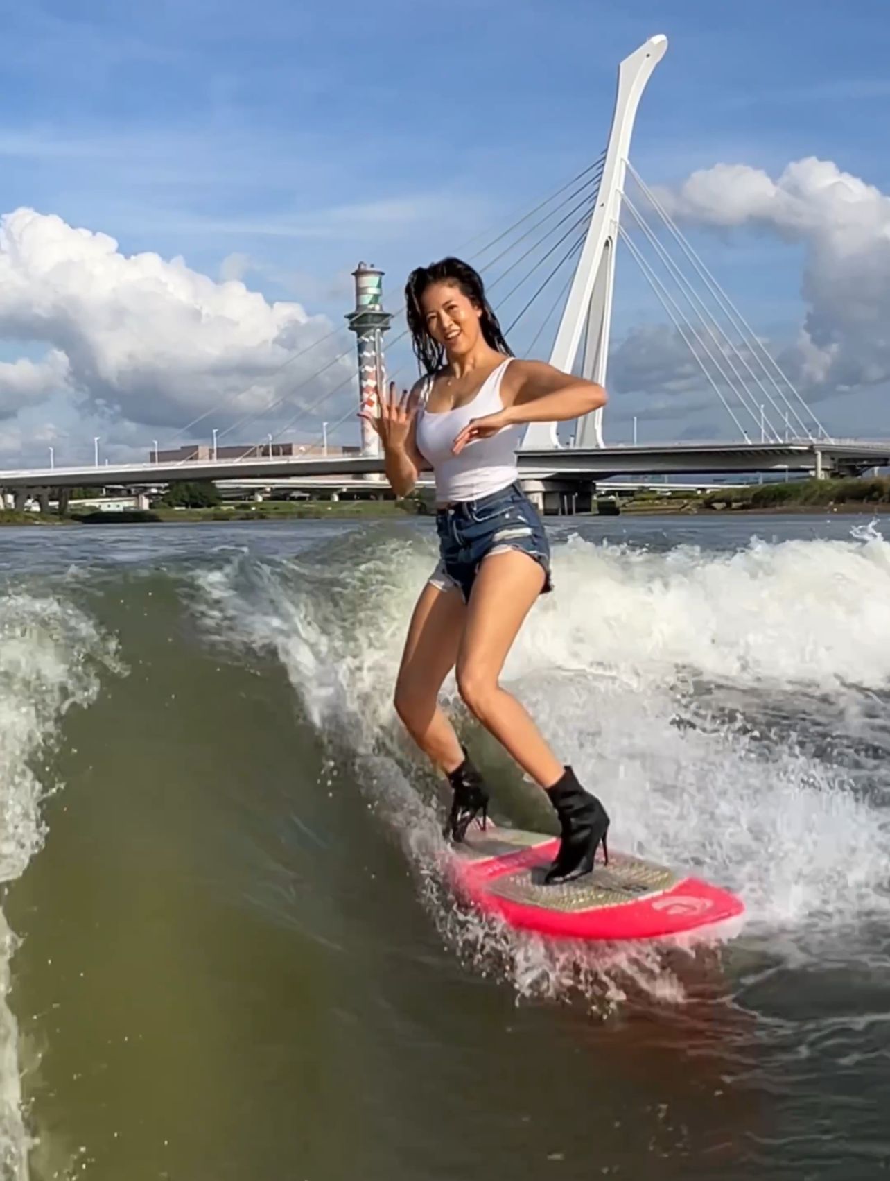 【話題】快艇衝浪女神陳美彤 挑戰時下最夯E16蹲 蹬上細高跟短靴 瘋狂炸裂肌力 展現水上終極版