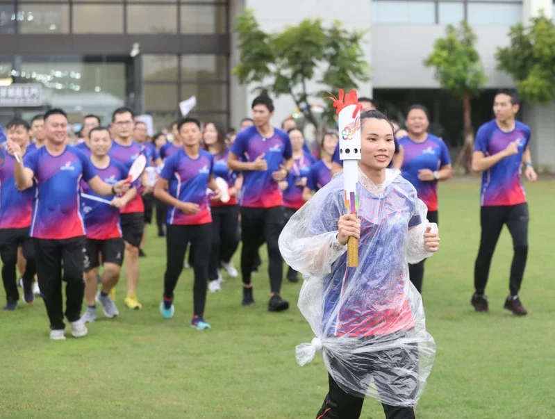 【新聞】東奧模擬賽／跑好遠啊！ 戴資穎、雷千瑩雨中傳聖火