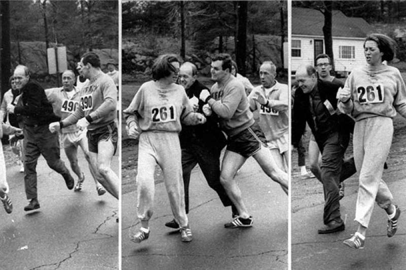 威斯策（Kathrine Switzer）1967年參加波士頓馬拉松比賽，遭到驅趕下場，所幸在旁人幫助下，跑完全程。（取自kathrineswitzer.com）