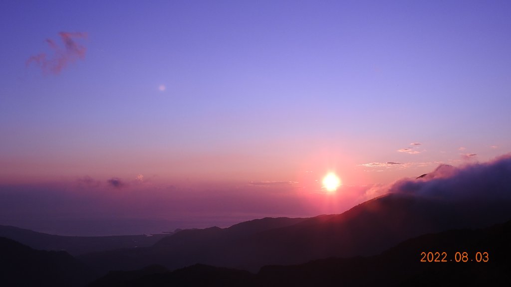 山中何所有，嶺上多白雲。只可自怡悅，不堪持贈君。_1790958