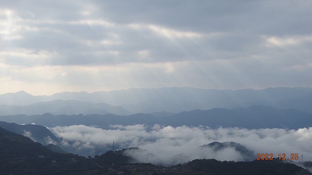 只追到雲海的尾巴+斜射光(上帝光)&112/1/26石碇花園公墓賞日出_1967139