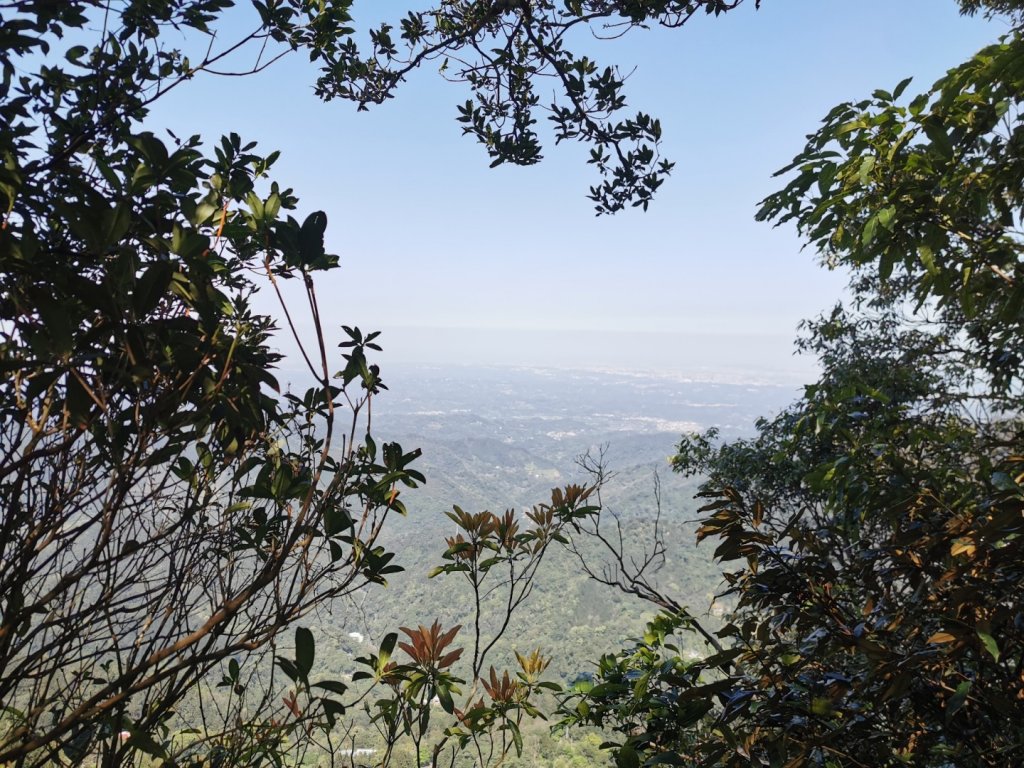 受北宮登五指山中指峰沿途經奇岩巨石一線天_880375