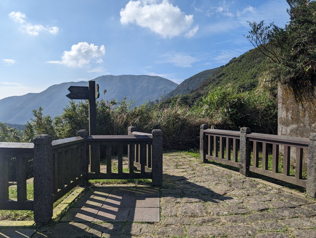 冬日好天氣走苗圃線登七星山。下小油坑及環七星山人車分道_1993454