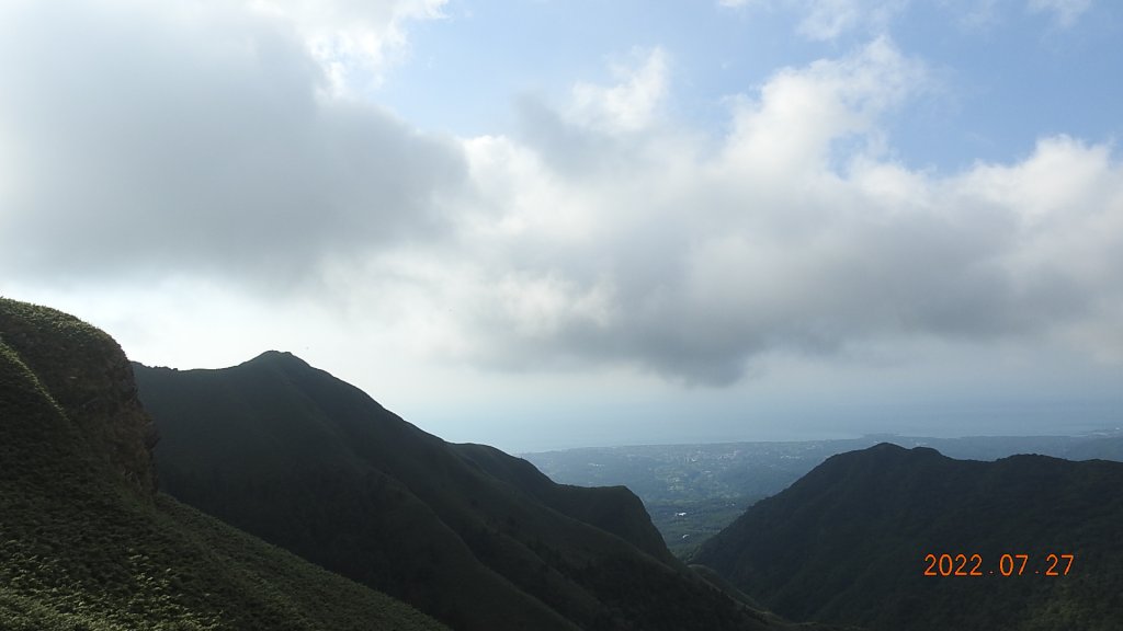 山中何所有，嶺上多白雲。只可自怡悅，不堪持贈君。_1779688