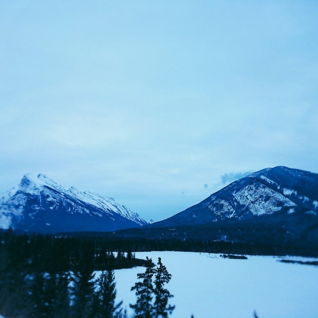 Ice climbing in canada banff封面圖