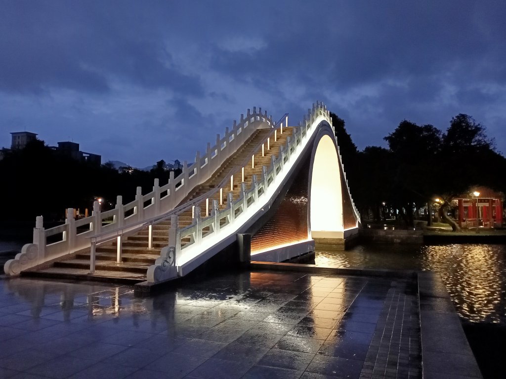 大湖公園《雨中夜行》封面圖