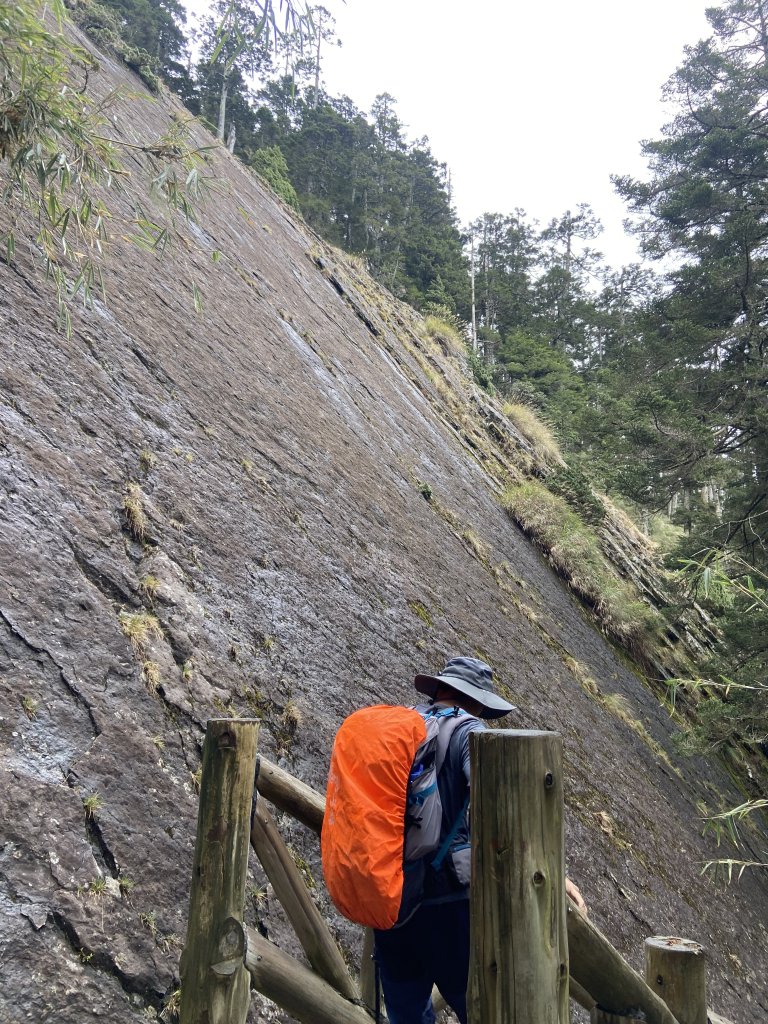 20230515-16玉山前西峰+遠望雨中的主東北_2436687
