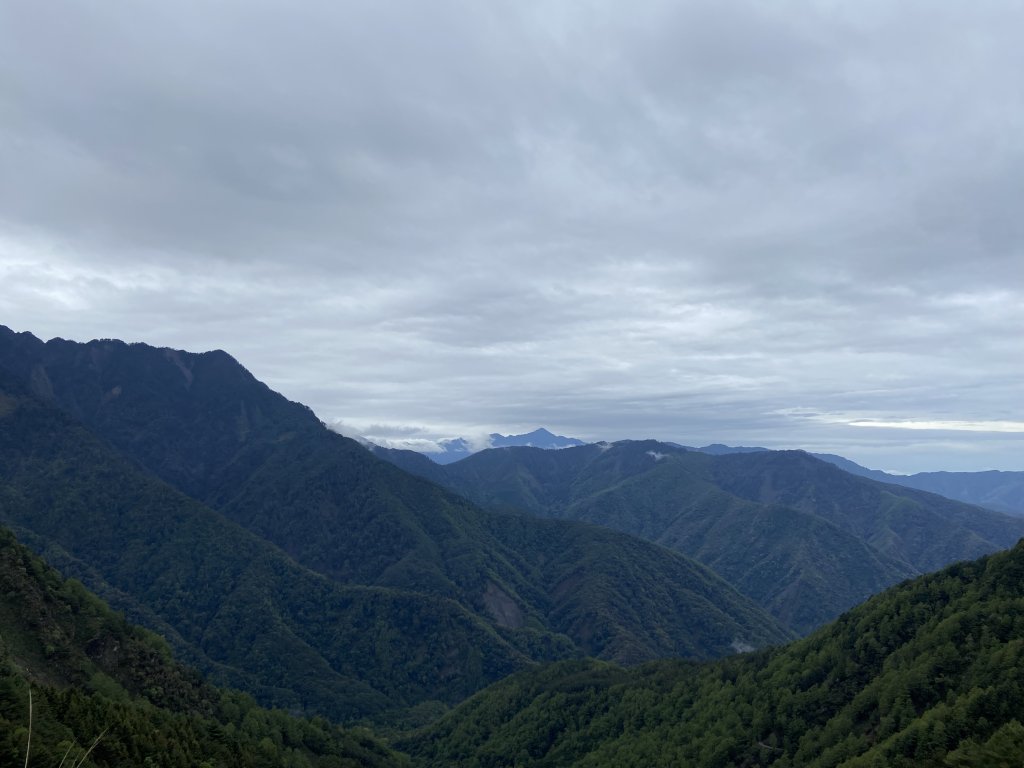 20230515-16玉山前西峰+遠望雨中的主東北_2436640