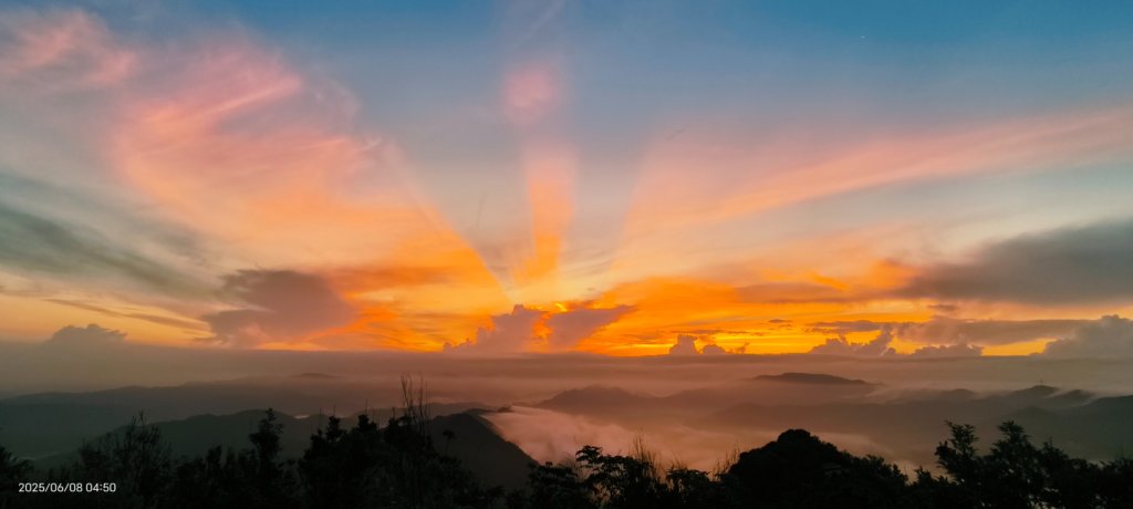 二格山 #琉璃光 #雲海流瀑 #雲瀑 #火燒雲 #霞光 #斜射光 #日出 6/8封面圖