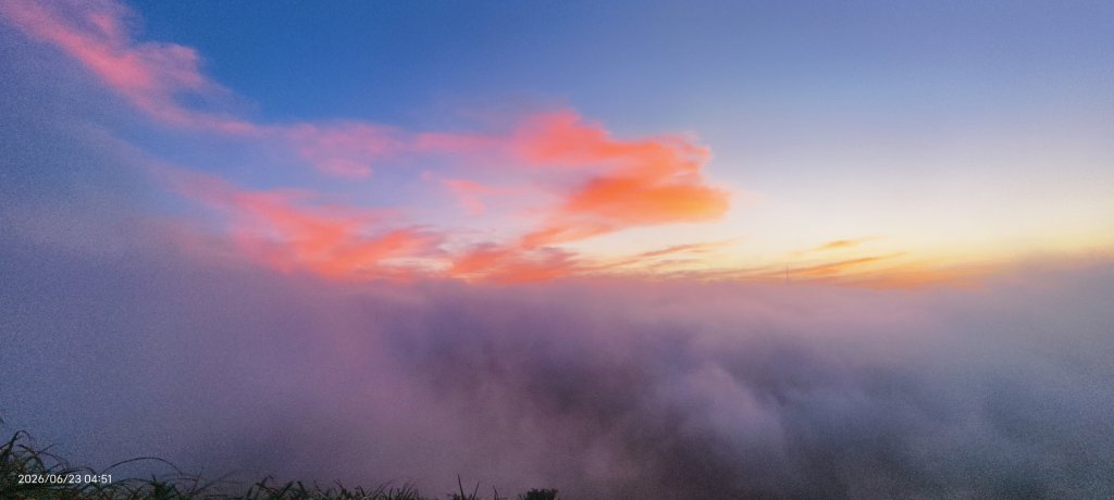#大屯山 #日出 #雲海 #火燒雲 #霞光 #青斑鳳蝶 #青帶鳳蝶 #臺灣粉蝶 6/23封面圖