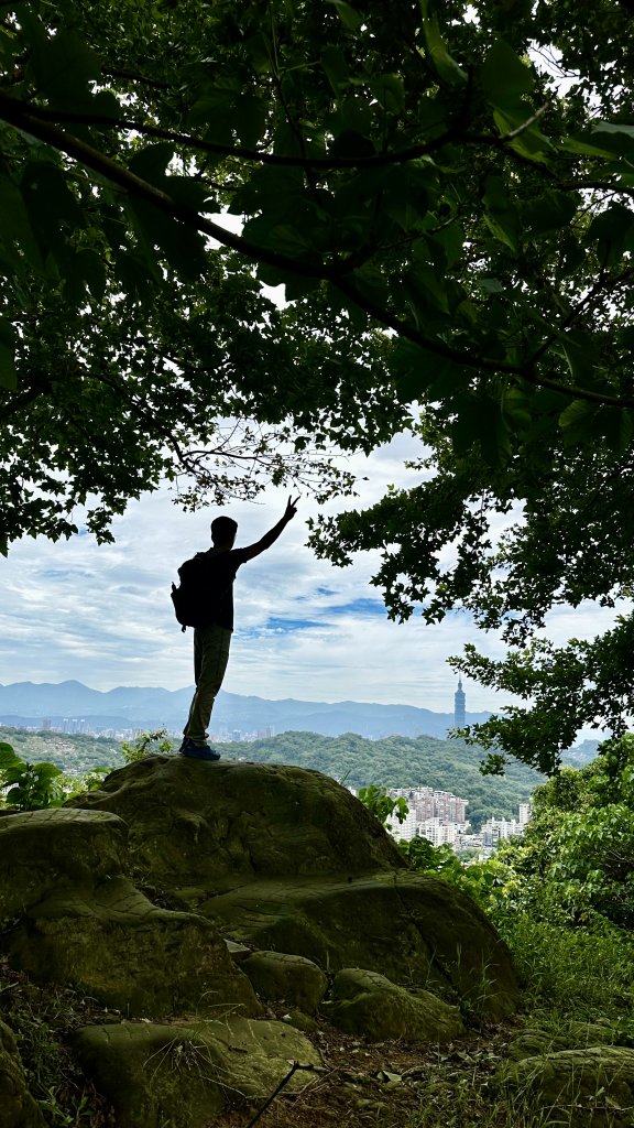 尋找傳說滿滿的大腳印，呂洞賓足跡〔仙跡岩〕。封面圖