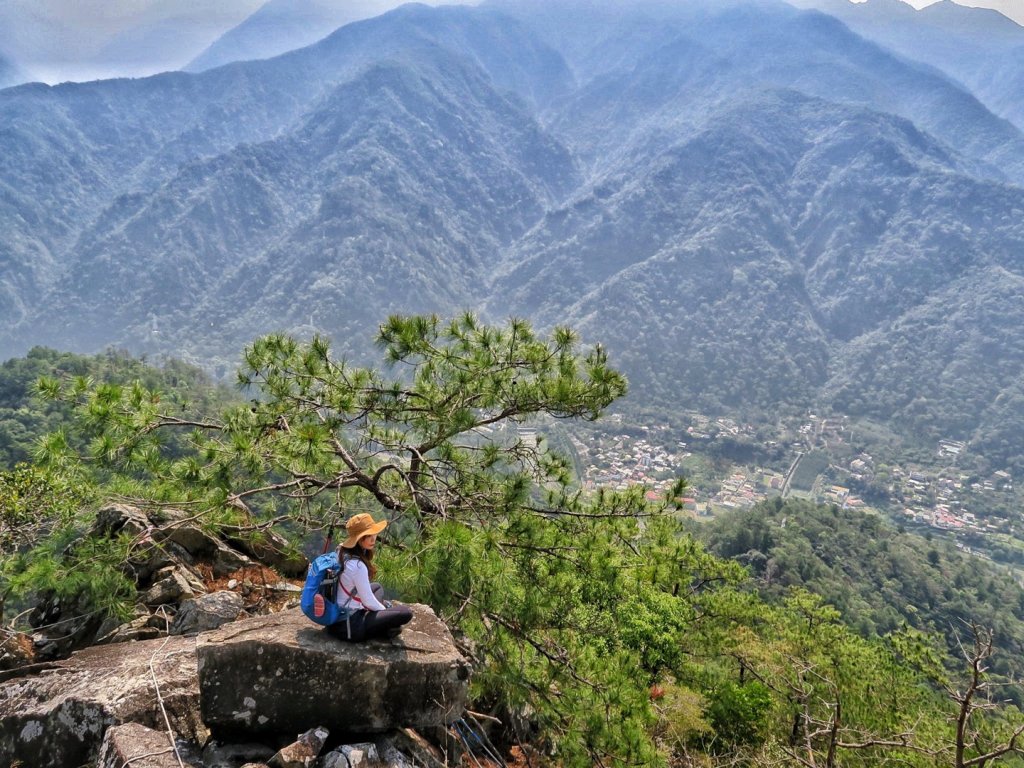 美景不斷壯闊的東卯山東南稜封面圖