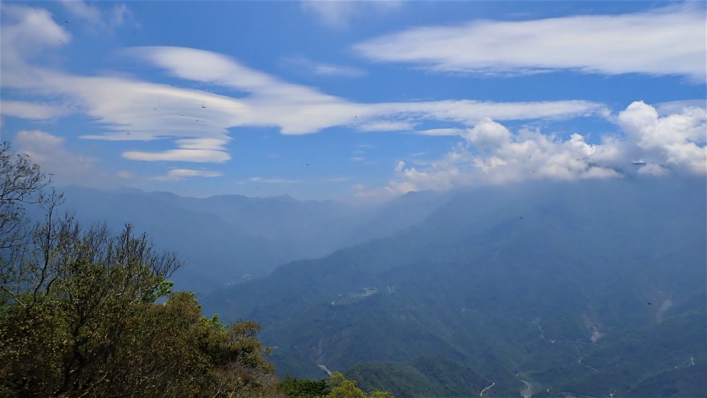 輕鬆健行欣賞飛碟雲下的山稜與屏東市區之美在德文山_1394062