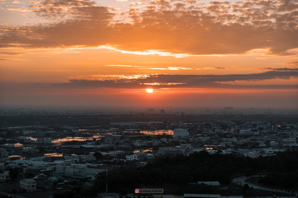 雪蓮步道夕陽封面圖