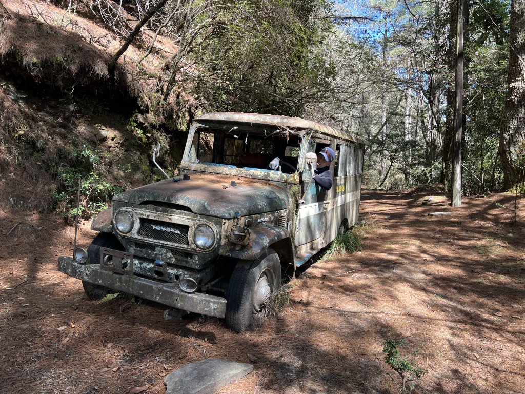 【駒盆西稜上馬博下嘆息灣D1】龍貓公車、郡大溪與積雪玉山封面圖