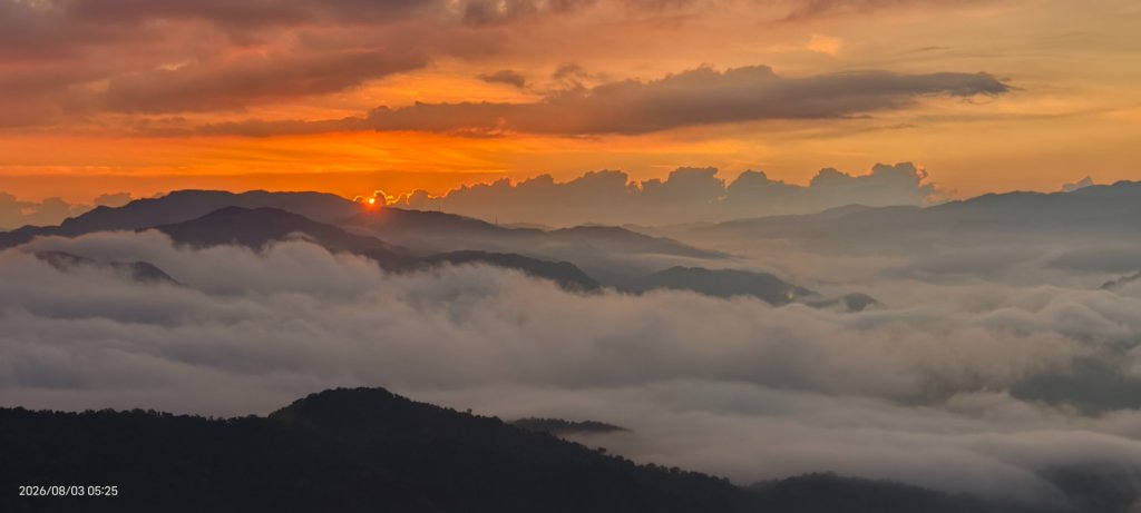 #石碇後山 #月亮 #曙光 #反燒 #日出 #雲海 8/3&10封面圖