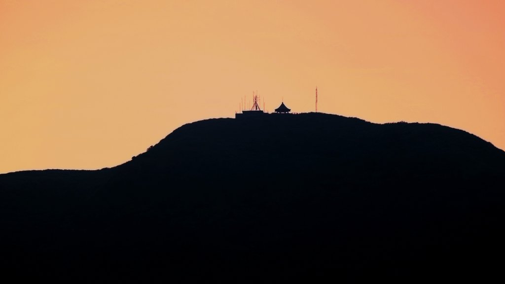 仲夏黃昏清涼步道~—輪明月照金壺封面圖