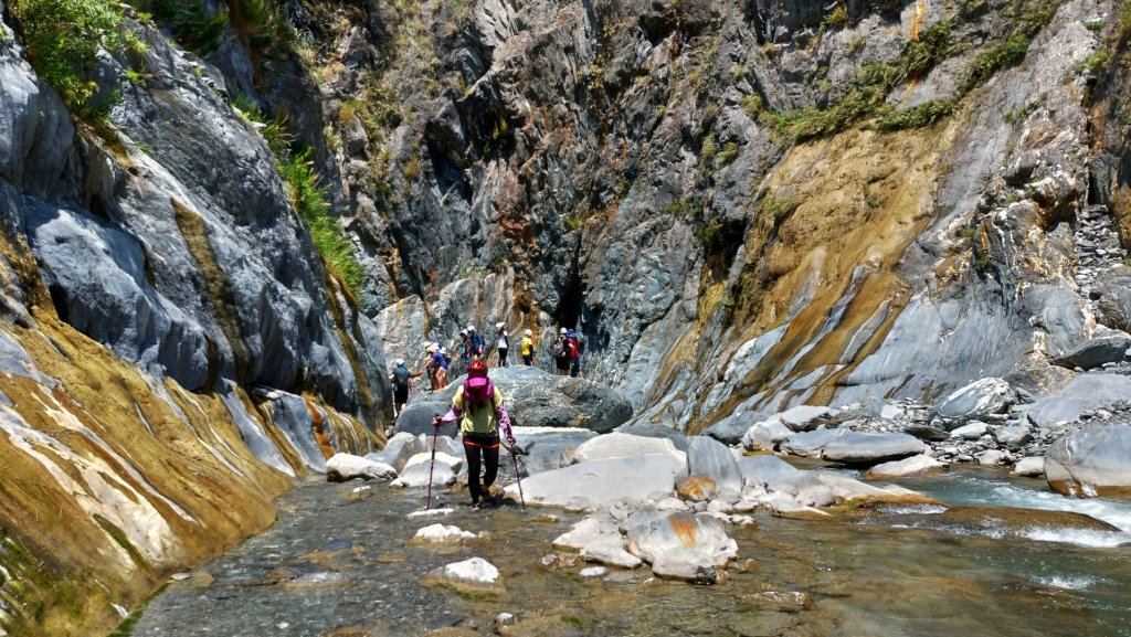 徒步32K勇闖哈尤溪～七彩岩壁_562712