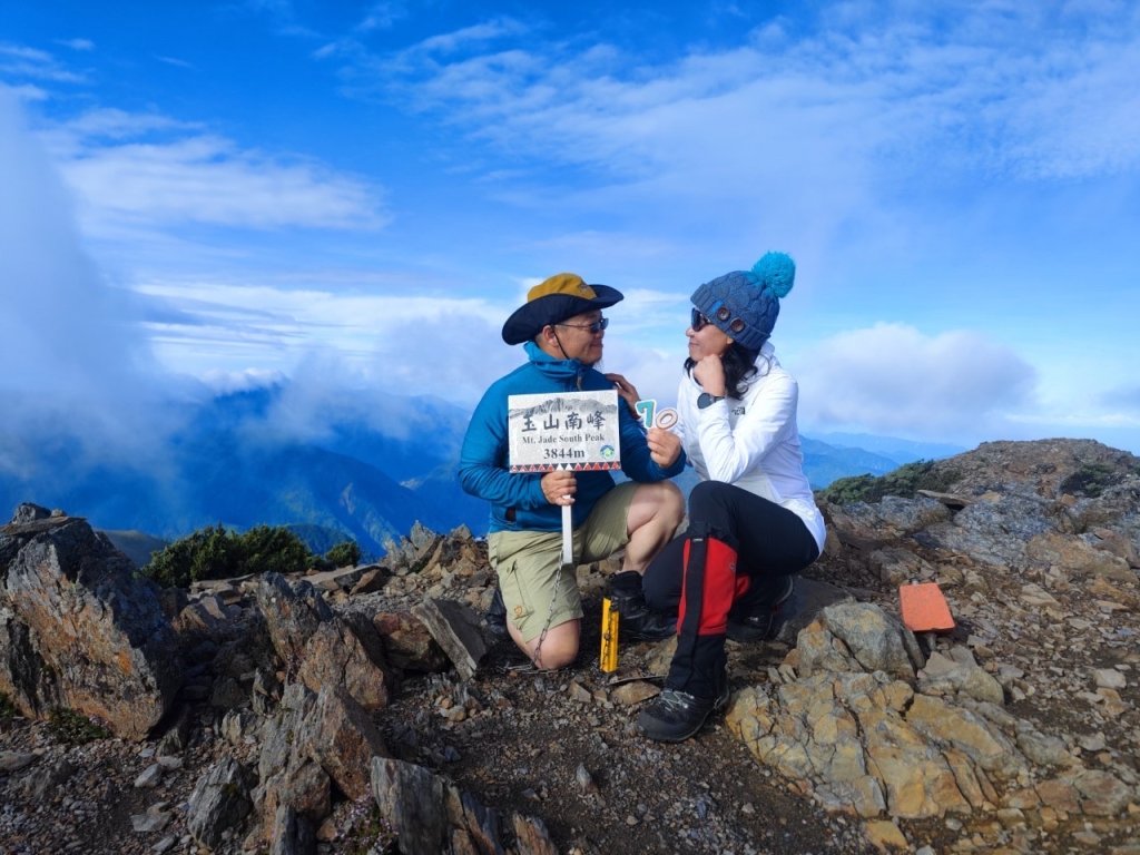 玉山群峰前五峰後四峰封面圖