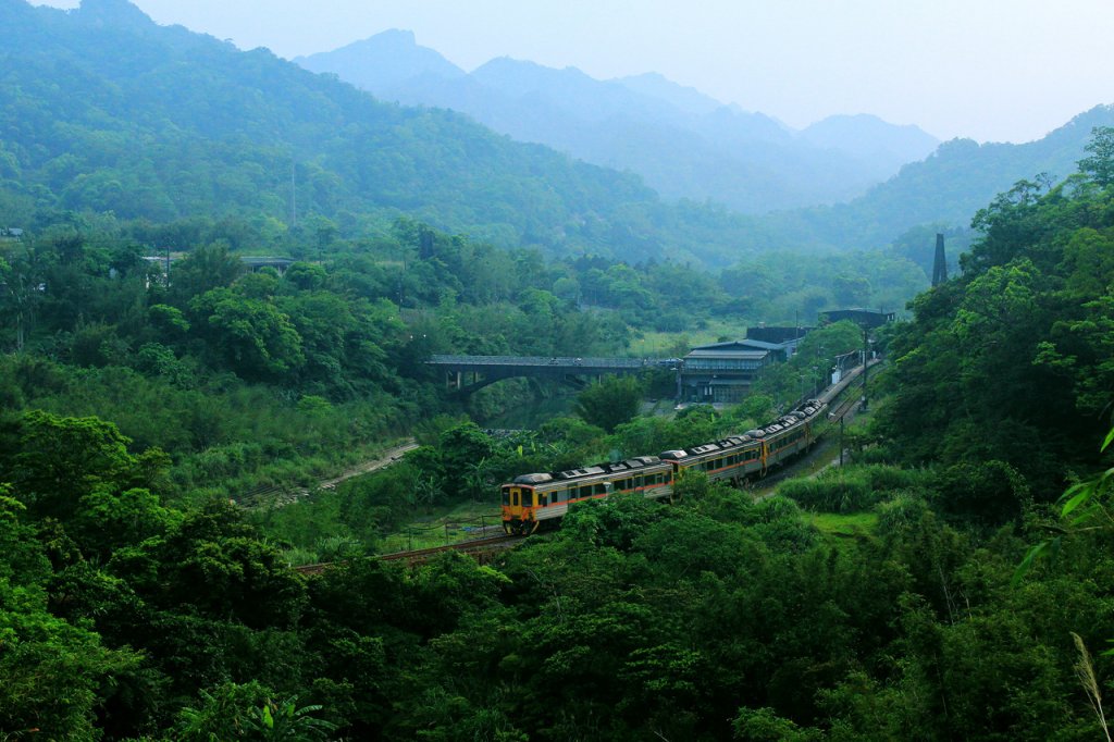 新北平溪｜嶺腳寮登山步道｜拜訪孤獨車站．親近仙氣滿載的望古瀑布封面圖