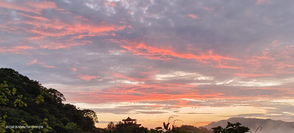 永遠看不膩的二格山藍天綠地雲海流瀑+日出火燒雲8/12&13陽明山流星雨夜空_2245437