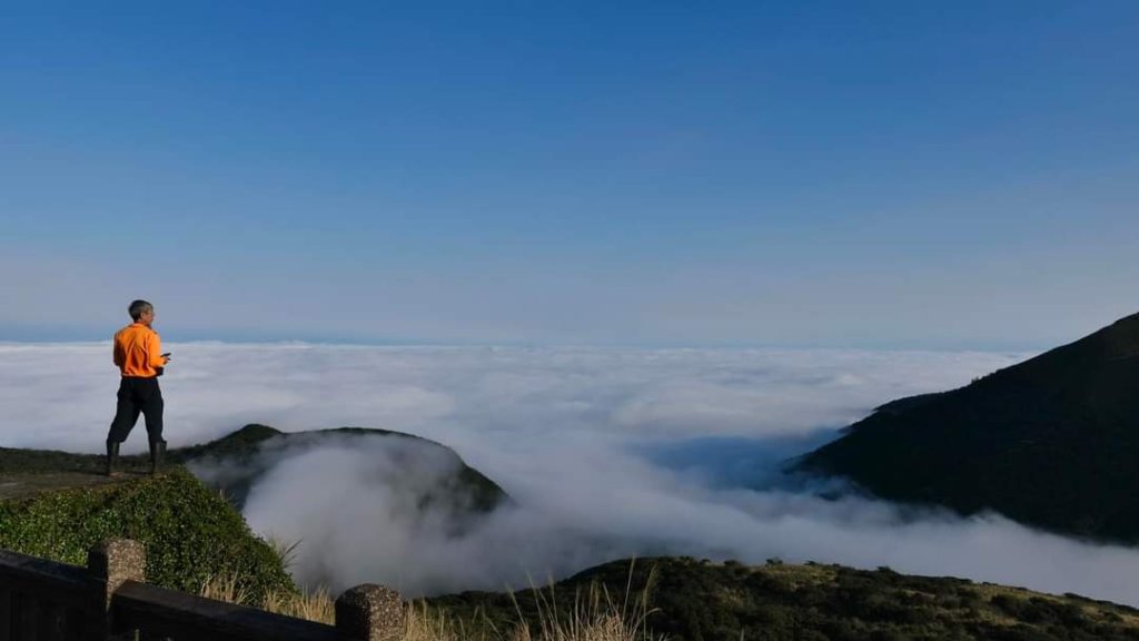 大屯山琉璃光/曙光日出雲海+火燒雲 #漫步在雲端 1/30封面圖