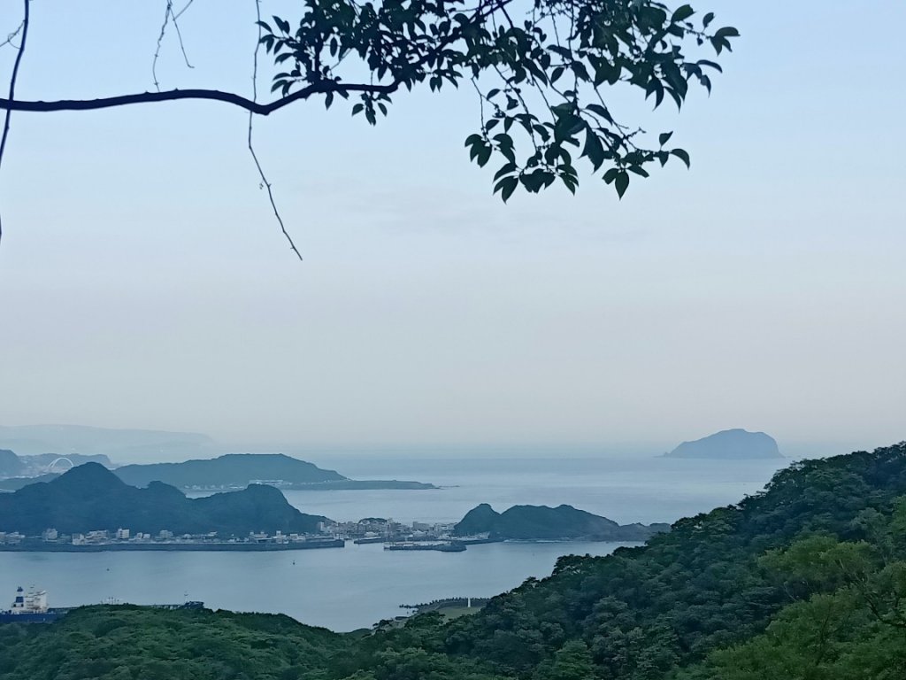 基隆山東西峰封面圖