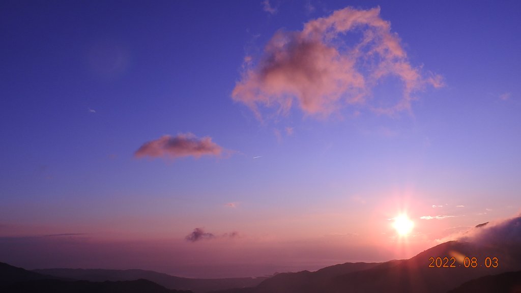 山中何所有，嶺上多白雲。只可自怡悅，不堪持贈君。_1790968