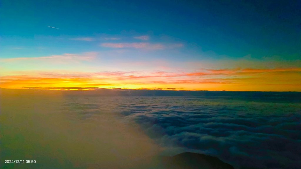 大屯山差強人意 #琉璃光 #火燒雲 #日出 #雲海 12/11_2666958