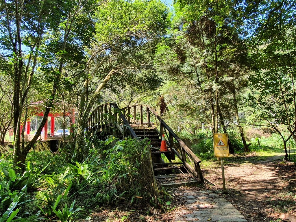 草嶺風情(石壁山,連心池,萬年峽谷)_1487187