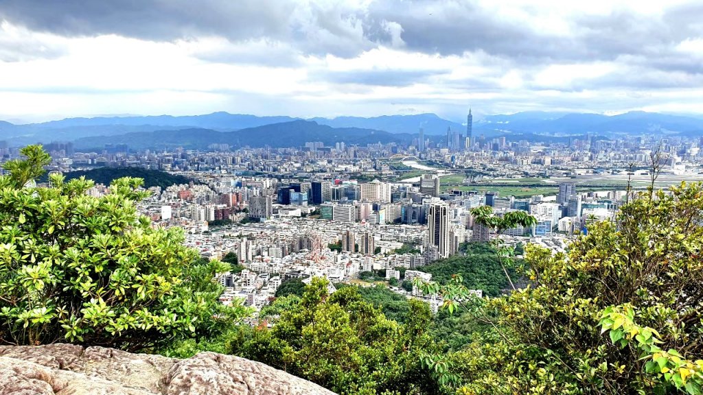 內湖大崙頭山，鯉魚山，甜水鴛鴦湖，龍船岩，開眼山，大崙頭森林步道（台北小溪頭環狀步道），碧溪步道封面圖