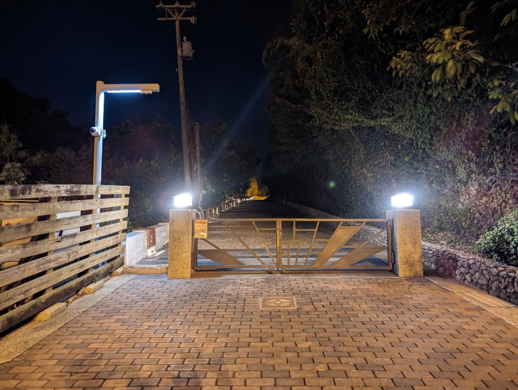 坐渡輪登旗後山。欣賞夜色燈光下的燈塔、砲台、港區_1965375