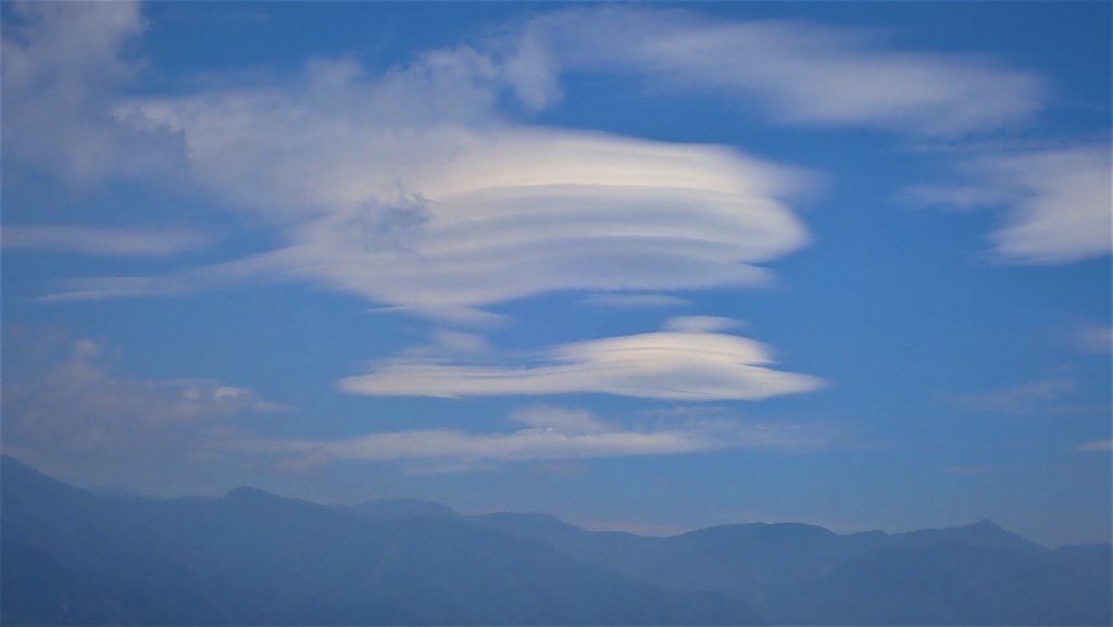 輕鬆健行欣賞飛碟雲下的山稜與屏東市區之美在德文山_1394060