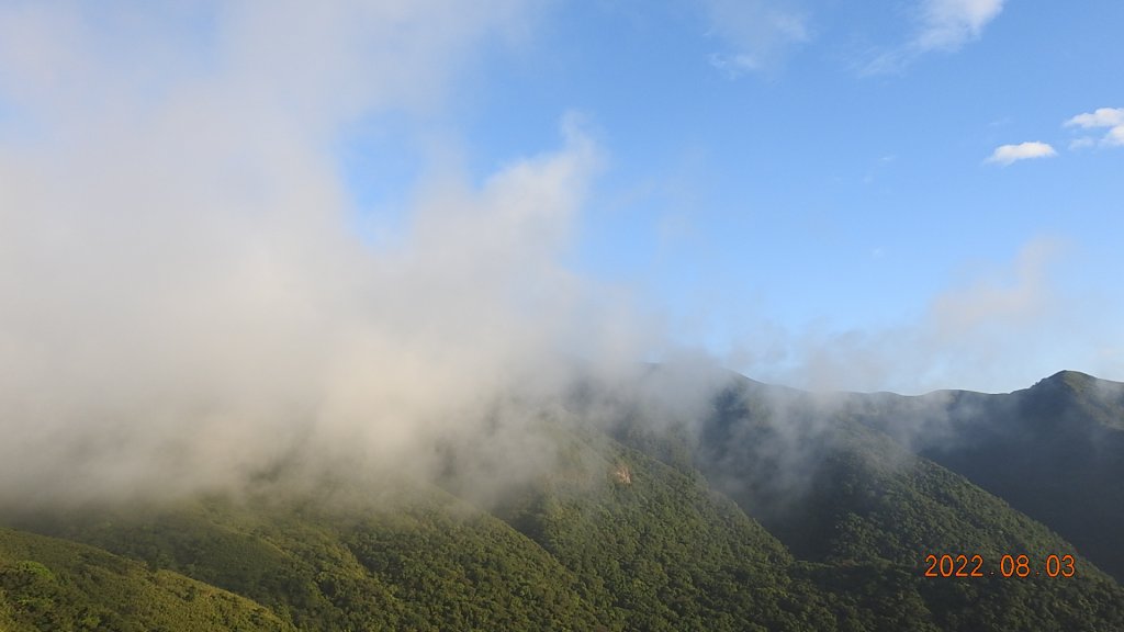 山中何所有，嶺上多白雲。只可自怡悅，不堪持贈君。_1791001