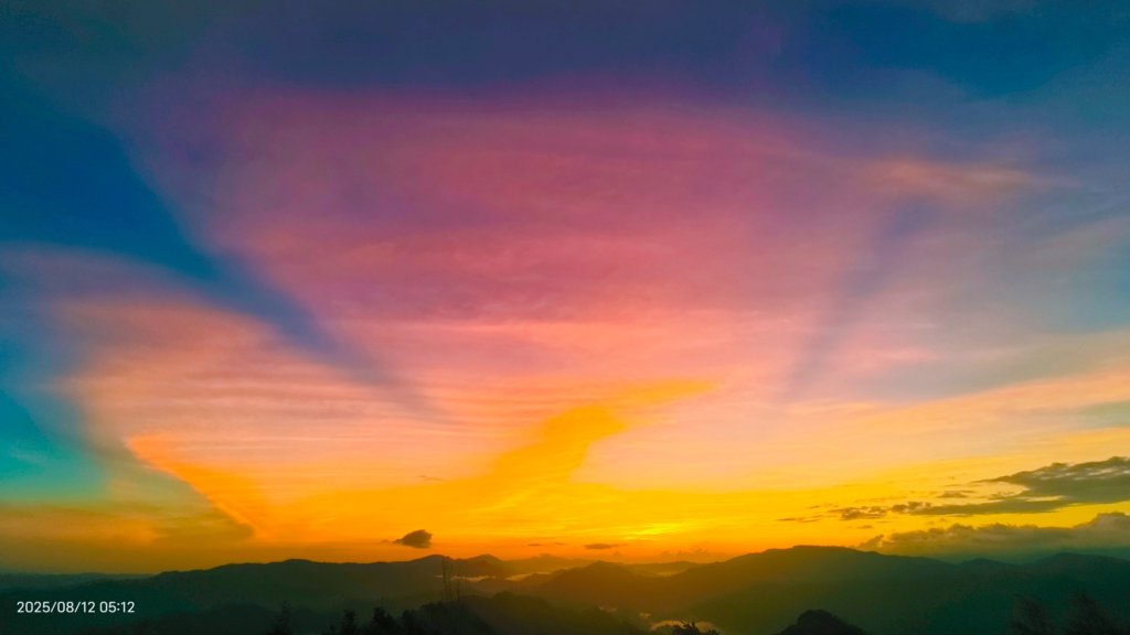 #二格山 #火燒雲 #霞光 #日出 8/12_2858009
