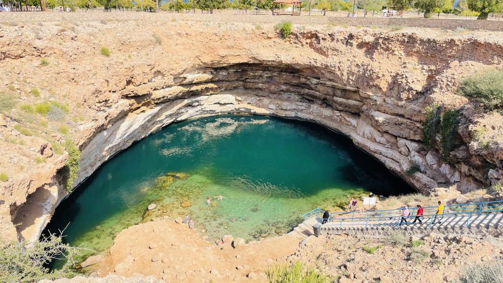 阿曼綠洲峽谷瓦迪沙布（Wadi Shab）及比瑪天坑（Bimmah Sinkhole）封面圖