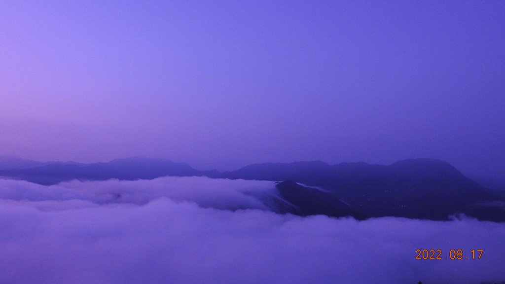 跟著雲海達人山友追雲趣第四彈彈無虛發，翡翠水庫壩頂(新店四十份公墓附近)之日出雲海+雲瀑 8/17_1807443