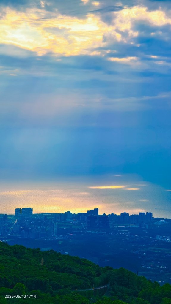 跟著雲海達人山友追雲趣 #琉璃光雲海 #火燒雲雲海 5/9_2784046