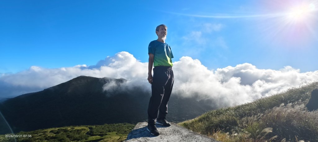 #大屯山 #日出 #雲瀑 #過山雲 #雲端的男人 10/21封面圖