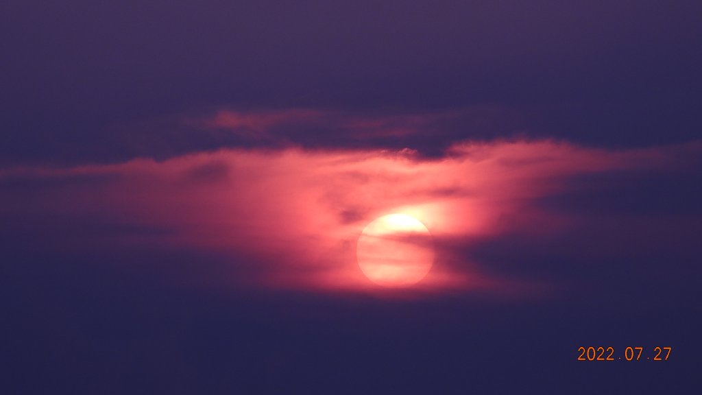 山中何所有，嶺上多白雲。只可自怡悅，不堪持贈君。_1779665