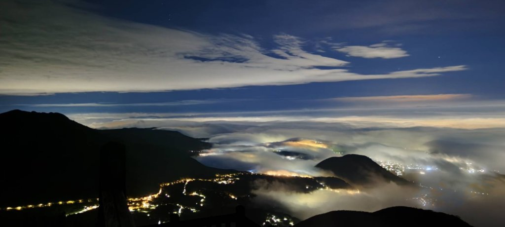 大屯山差強人意 #琉璃光 #火燒雲 #日出 #雲海 12/11_2666947