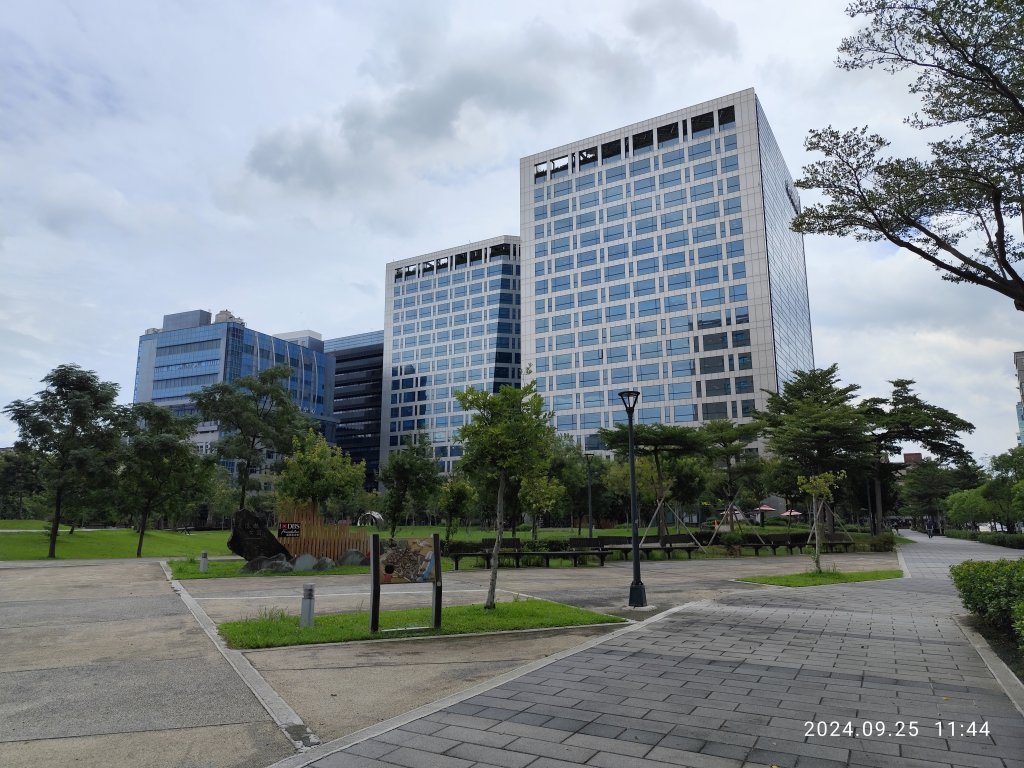 璀璨耀眼的夜景 - 大直美麗華、大稻埕、大港墘公園【臺北健走趣】【健走複利】_2604572